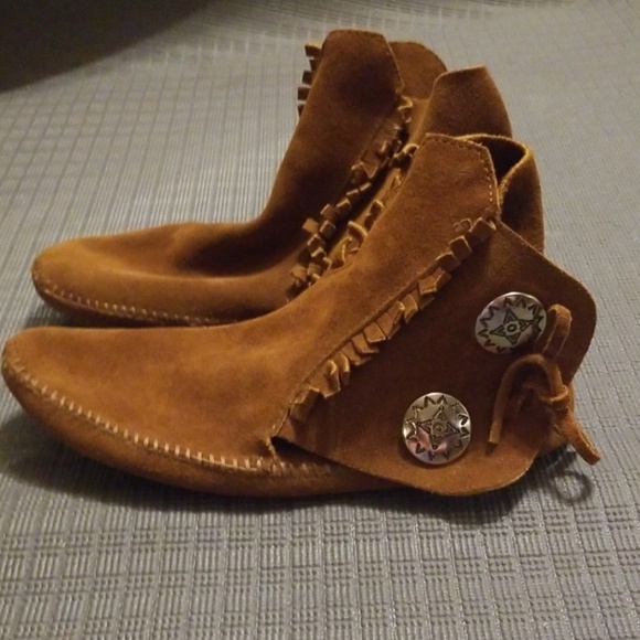 Minnetonka Shoes - Minnetonka leather Moccasin Booties